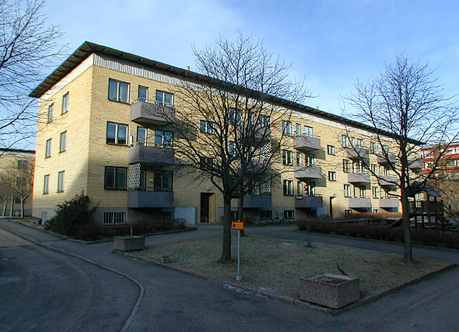 Vårberg, Stångholmen 2, Stångholmsbacken 7-39.

Husen har entréer och balkonger på samma sida.