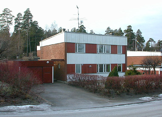 Vårberg, Ljungholmen 9, Våruddsringen.

De flesta av områdets villor vänder sina eternitklädda långsidor mot gatan och har entréer placerade under taket mellan villan och garaget.