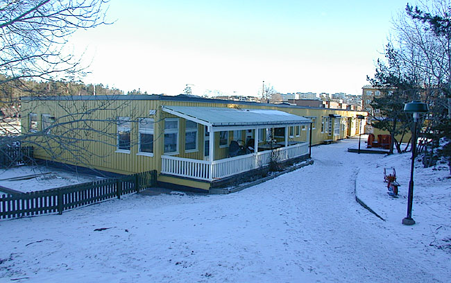 Vårberg, Laxholmen 4, Laxholmsbacken 1.

Den västliga daghemslängan från sydväst.

 