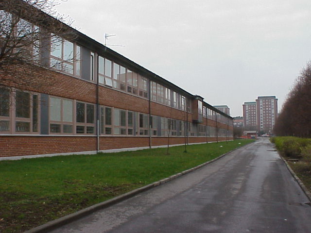 Skolsalsbyggnadens östfasad med ett burspråk centralt placerat på andra våningen.