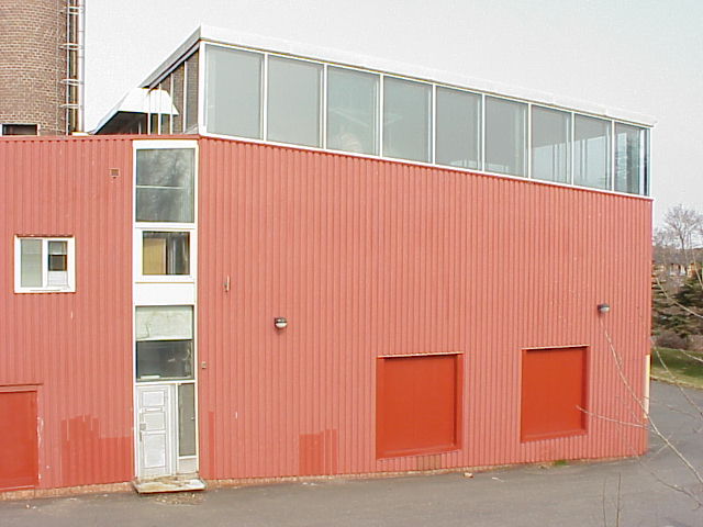 Taket över den nordöstra delen av byggnaden avslutas med ett förhöjt parti i form av ett fönsterband.