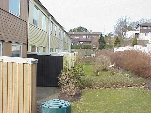 Mot trädgårdssidan i nordost avskärmas husens uteplatser på olika sätt, exempelvis som på bilden med små buskage. Närmast husen utgör små redskapsförråd en avgränsning mot grannträdgårdarna.