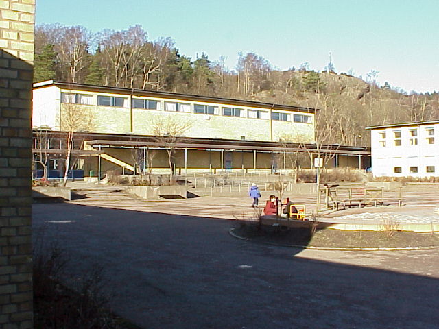 Skolgården mellan högstadiets fyra byggnader. Den högre byggnaden på bilden syns gymnastiksalen som skjuter upp ur skolbyggnaden i områdets nordvästra hörn.