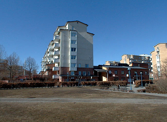 Rinkeby, Holkkvarnen 1 del av; Demirs Livs, Degerbygränd.

Vy från sydost. 


