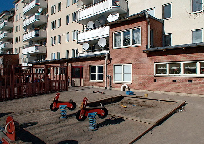 Rinkeby, Holkkvarnen 1 del av; Skivhus, Degerbygränd 6-30.

Daghem i bottenvåningen. 

