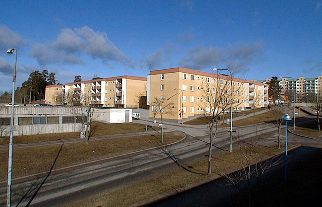 Rinkeby, Kvarnen 1, Bredbyplan 4-30.

I anslutning till bostadsområdet finns ett parkeringshus.






