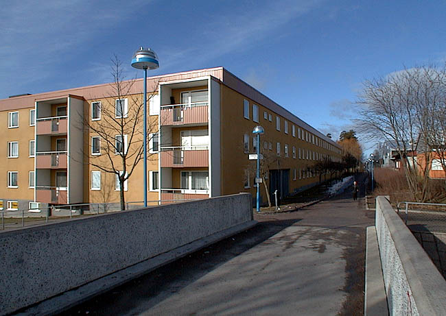 Rinkeby, Kvarnen 1, Bredbyplan 4-30.

En gångbro över Rinkebystråket till centrum.



