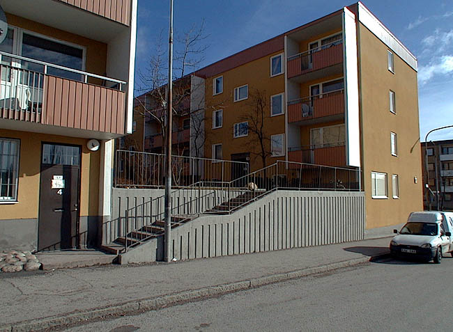 Rinkeby, Kvarnen 1, Bredbyplan 4-30.

Gården ligger en nivå högre än gatan. 





