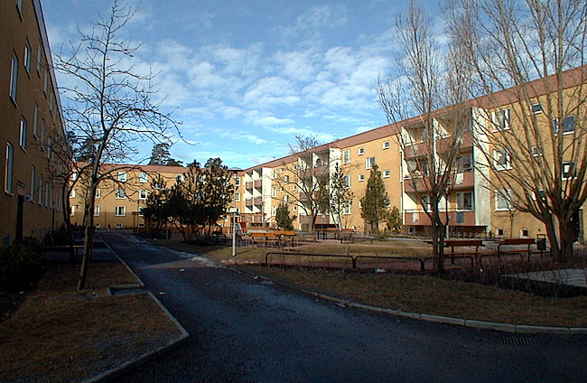 Rinkeby, Kvarnen 1, Bredbyplan 4-30.

Gården är sluten och avskärmad från omvärlden.




