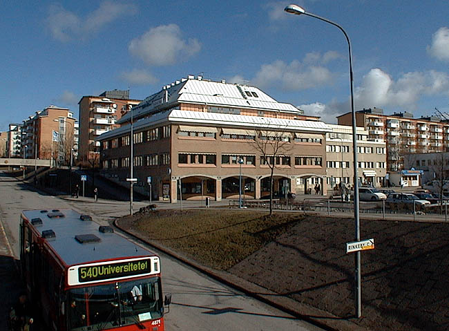 Rinkeby, Kvarnberget 6, Rinkebytorget

Byggnaden från sydväst, i förgrunden Rinkebystråket. Notera den indragna takvåningen.




 






