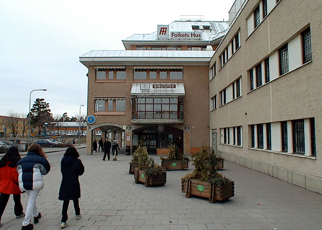  Rinkeby, Kvarnberget 6, Rinkebytorget

I det stora burspråket på byggnadens östra fasad finns en av bibliotekets läshörnor. Till höger vårdcentralen i grannkvarteret.






 






