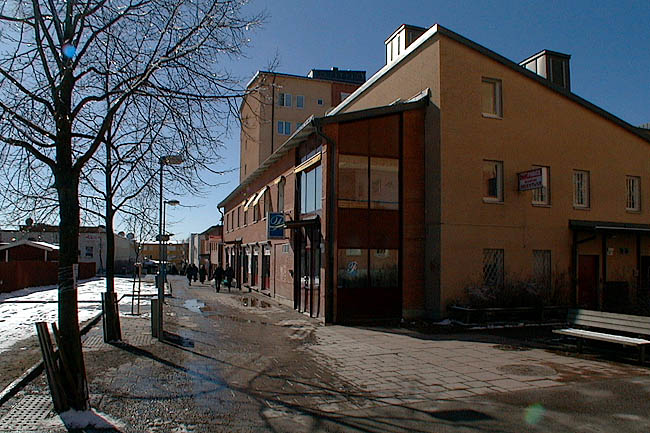 Rinkeby, Hinderstorp 1, Hinderstorpsgränd 4-26

Byggnaden ligger intill ett gångstråk som leder norrut från Rinkeby centrum. Vy från norr.











 






