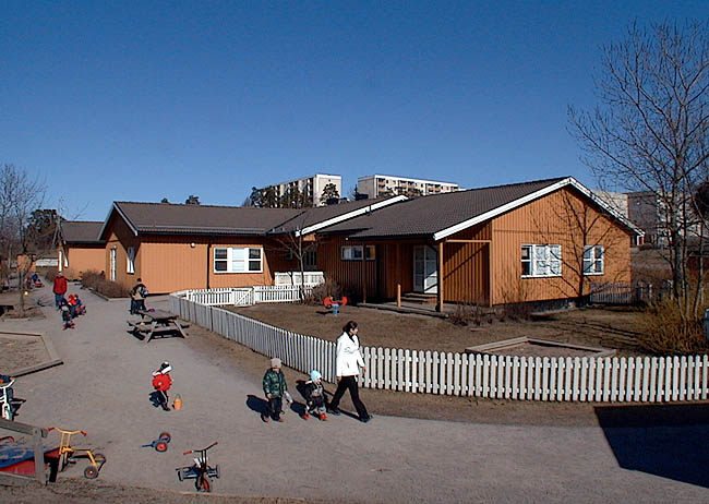 Rinkeby, Trampkvarnen 1, Rinkebysvängen

Daghem i Rinkeby på gränsen till Tensta. Detta är ett av fyra daghem som under slutet av 1970-talet och början av 1980-talet byggdes utanför matargatan Rinkebysvängen. 





 



