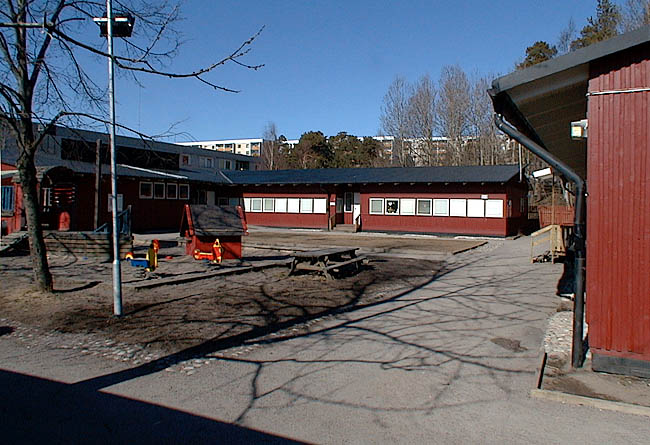 Rinkeby, Stolpkvarnen 1, Bredbyplan 34.

Daghem intill Bredbyskolan i sydvästra Rinkeby. Både den speciella panelen med rundstavar som locklister och kombinationen med en vinkelbyggd och en rak länga återfinns i flera andra daghem av samme arkitekt, bland annat i Skärholmen och Vårberg. 




 



