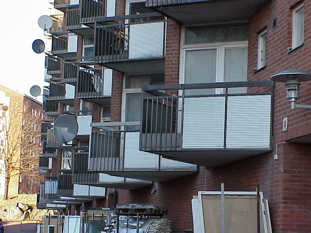 De två norra skivhusens västfasader har rikligt med balkonger, placerade i fasadpartier som är snett utdragna från huskroppen så att balkongerna riktas mot söder.