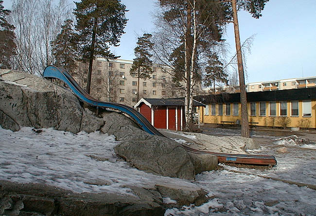 Rinkeby, Kvarnspelet 2, Askebykroken 22.

Västra delen av skolgården utgörs av en trädbevuxen bergsknalle. På denna finns bl a en rutschkana.



 



