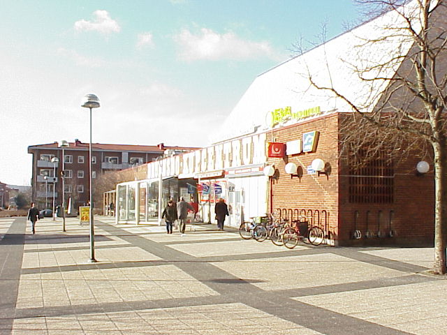 Affärsbyggnaden på Brunnsbo torg från sydost. I bakgrunden syns det angränsande lamellhusområdet uppfört vid samma tid.
