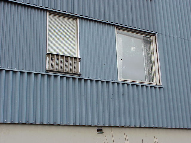 De franska balkongerna av omålad metall har en ovanligt enkel och industriell utformning.