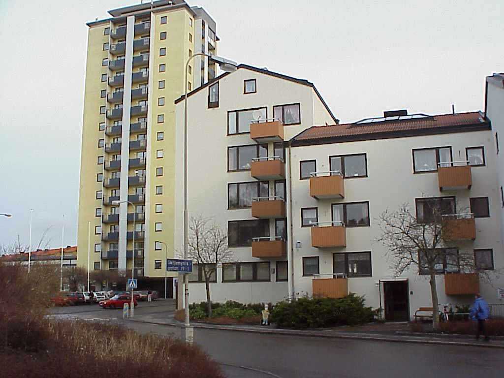 Axel Dahlströms torg med punkthus och bostäder vid Markmyntsgatan.