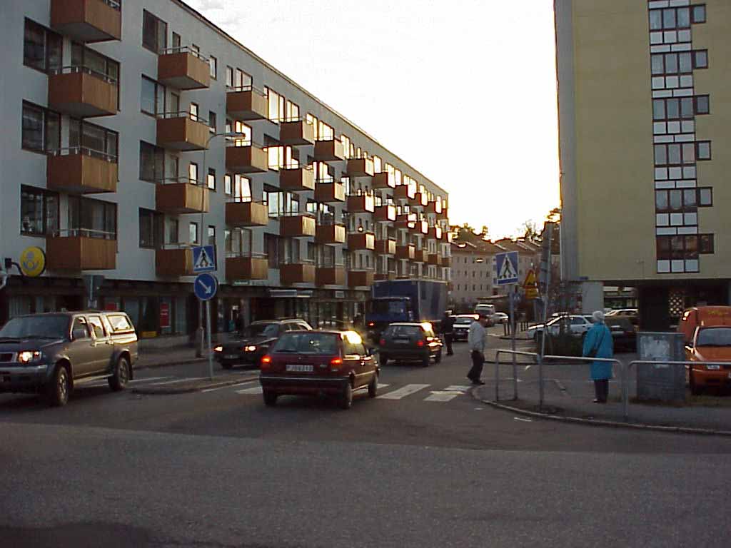 Trafik vid Axel Dahlströms torg. 