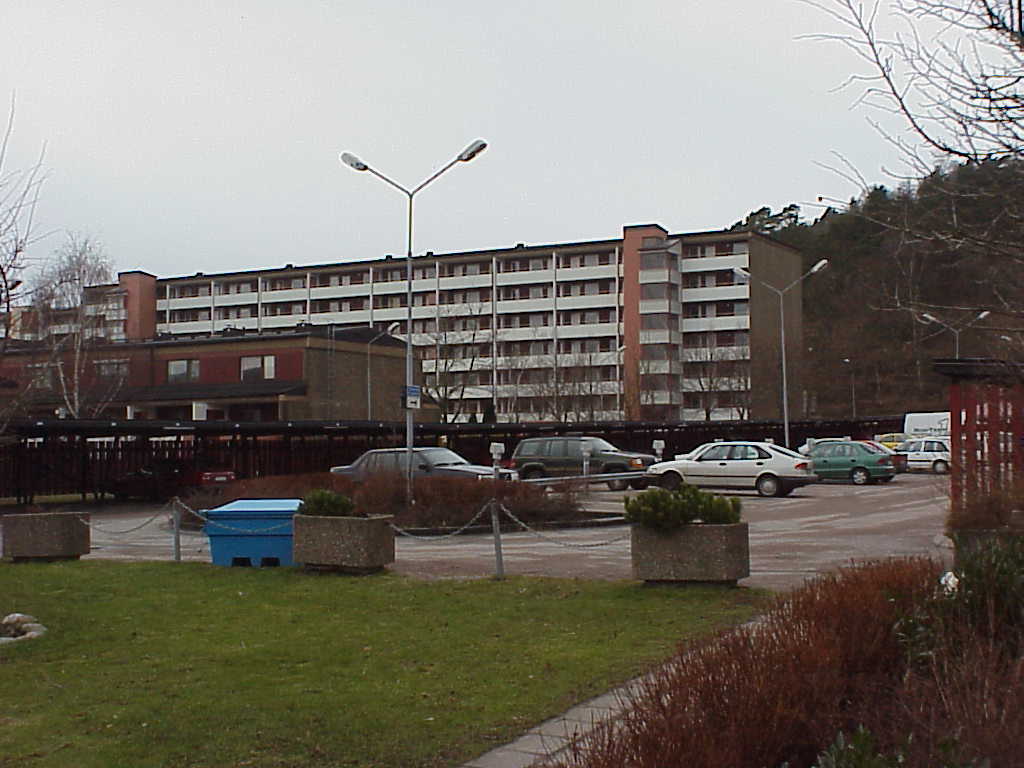 Skivhus i Västra Kärra med lägre bebyggelse i förgrunden.