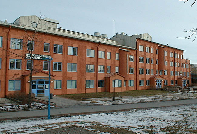 Rinkeby, Kvarnspelet 4, Askebykroken 7-32.

Vid en omfattande turnaroundombyggnad 1995 skalades 3-4 våningar av från huset. Huset fick ett nytt valmat sadeltak och fasaden rensades på balkonger och försågs med utskjutande entrépartier och burspråk. Funktionen ändrades från bostadshus till kontorshus.