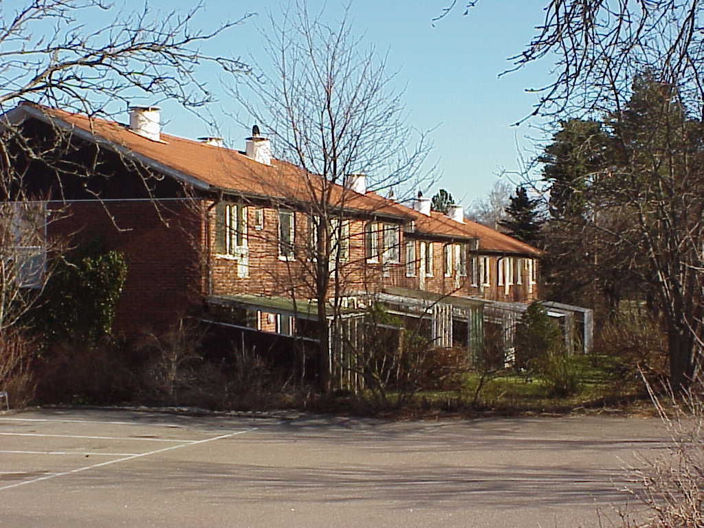 Radhuslänga med uteplatser/små trädgårdar.