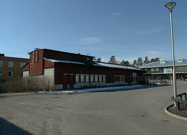 Rinkeby, Kvarnstocken 2, Rinkebystråket 13.

Fritidsgården har byggts om kraftigt och hade ursprungligen samma utformning som klassrumsbyggnaderna.