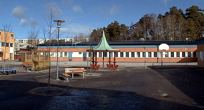 Rinkeby, Stolpkvarnen 2, Bredbyplan 36.

Västra skolgården och västra delen av hus C.