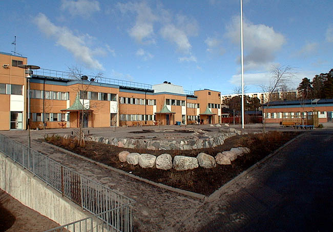 Rinkeby, Stolpkvarnen 2, Bredbyplan 36.

Den västra skolgården, hus A och hus C.