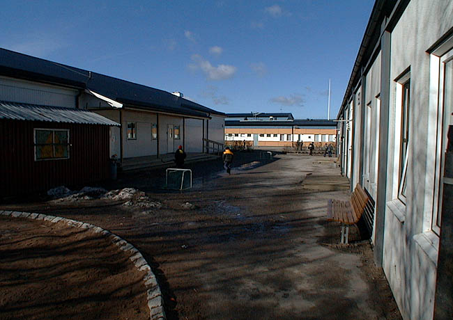 Rinkeby, Stolpkvarnen 2, Bredbyplan 36.

Östra skolgården sedd från ost.