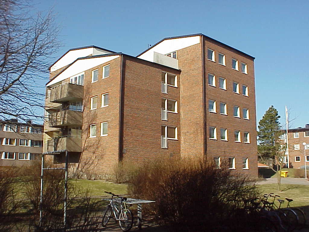 Robertshöjd 2, punkthus på gård vid Spåntorget.