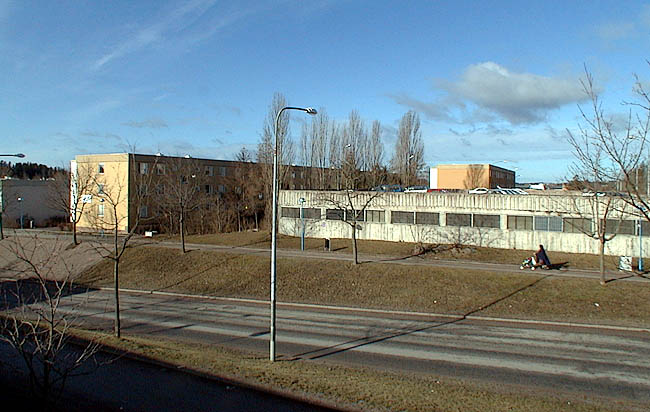 Rinkeby, Vattenkvarnen 1-2, Lillbybacken 3-21.

Ett parkeringshus med ovanliggande parkering ligger utmed Rinkebystråket. 