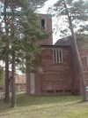 Björkekärrs kyrka med torn och tallar. 