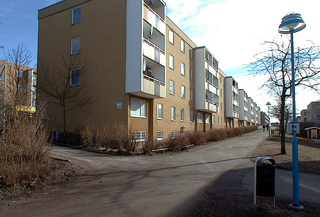 Rinkeby, Vattenkvarnen 1-2, Lillbybacken 3-21.

Liksom i större delen av Rinkebys bebyggelse vetter balkongerna mot söder. 