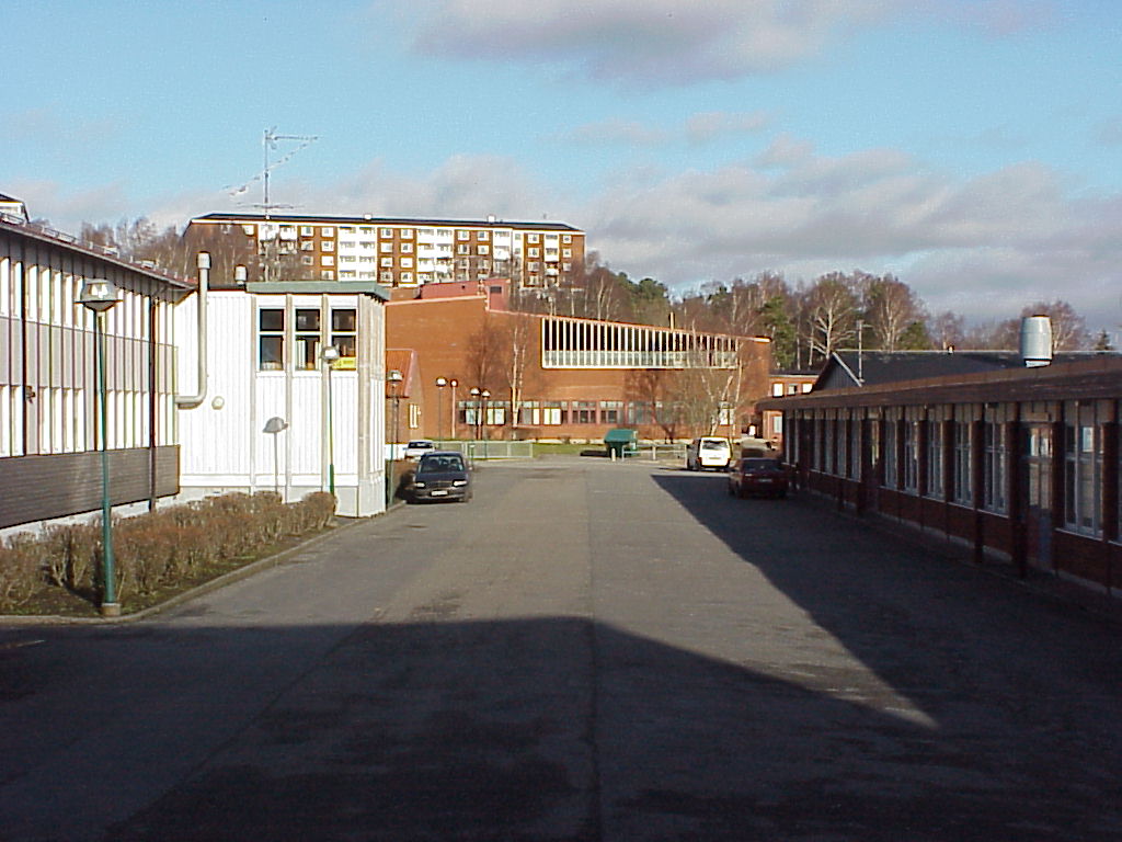 Passage mellan skolbyggnader, vy mot Frölundagymnasiet.
