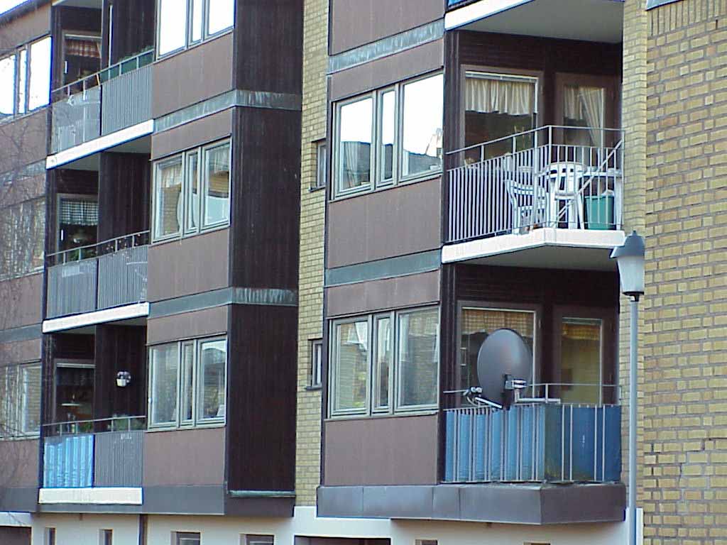 Detalj, burspråk och balkonger i hus vid Svängrumsgatan.