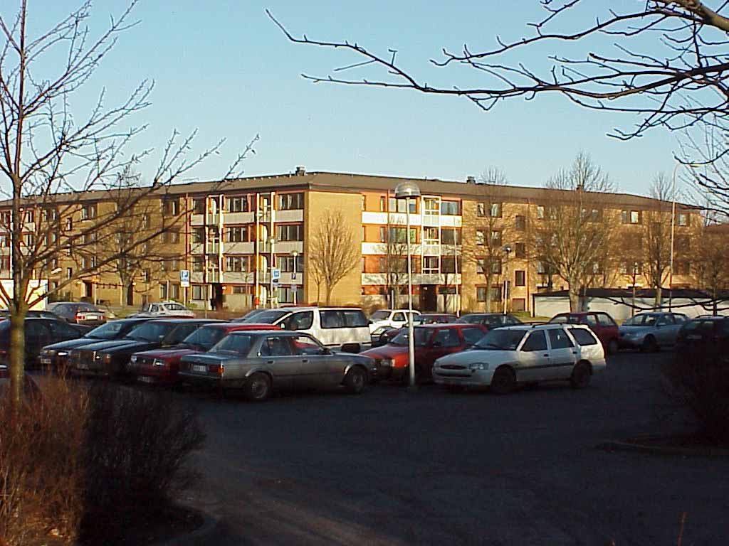 Lamellhus vid Nymilsgatan, parkering i förgrunden.