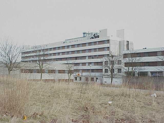 Hotellets baksida mot väster. Till vänster, i förgrunden, del av parkeringsdäck utformat av Nils Einar Eriksson och till höger del av det parkeringsdäck som är sammanbyggt med hotellet.