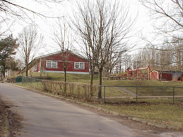 Nordväst om områdets enda byggnad ligger ytterligare ett daghem, på höjden i kv Korsön 2.