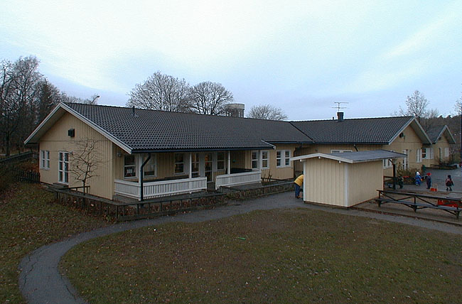 Sätra, Gransätra 1, Björksätravägen 51,53.

Det västra daghemmets gårdsfasad.
