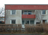 Sätra, Gillsätra 39, Gillsätragränd 48.

Ett av områdets hus har röda eternitskivor på fasaderna. Detta är den östra fasaden med indragna balkonger och uteplats i bottenvåningen. 

 