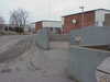 Tynneredsskolans skolgård med svängda gjutna betongavskärmningar.
