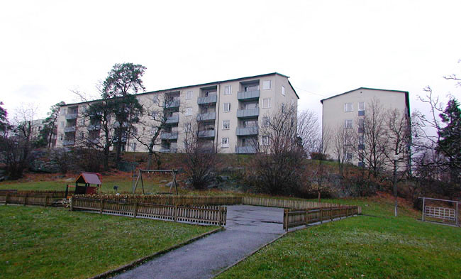 Sätra, Hållsätra 4, Hållsätrabacken 28 - 38. 

Byggnaderna är placerade i en sluttning.
