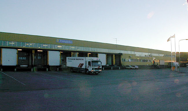 Sätra, Stensätra 16, Strömsätravägen 19-23.

Större delen av terminalbyggnadens nordvästra fasad utgörs av lastkajer.

 