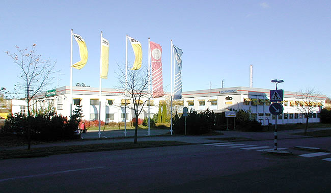 Sätra, Stensätra 18, Stensätravägen 8.

Byggnadens framsida utgörs av kontor.