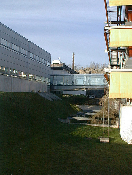 Sätra, Lillsätra 2, Stensätravägen 13.

Det nedsänkta partiet mellan laboratoriebyggnaden och kontorsbyggnaden inrymmer en uteplats. I bakgrunden ser man gångbron mellan byggnaderna. Fotografi från sydöst.