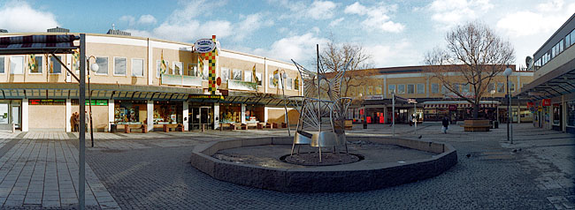 Rinkeby, Kvarnberget 3,4,8, Rinkebytorget 8.

Tisdag 9.45. Panorama över  Rinkebytorget.