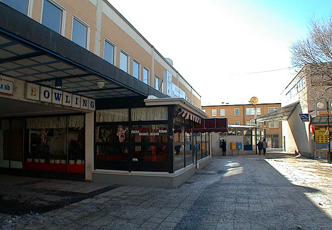 Rinkeby, Kvarnberget 3, Rinkebytorget 8.

Den västra fasaden på huset i Kvarnberget 3, från norr. I bakgrunden ser man postutbyggnaden. I bildens mitt; en utbyggnad som inrymmer en pizzeria. Till vänster passagen genom byggnaden.



 

 