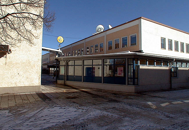 Rinkeby, Kvarnberget 3, Rinkebytorget 8.

Posten sammanbinds med huset i Kvarnberget 8 genom ett skärmtak. Foto från gångstråket i söder.





 

 